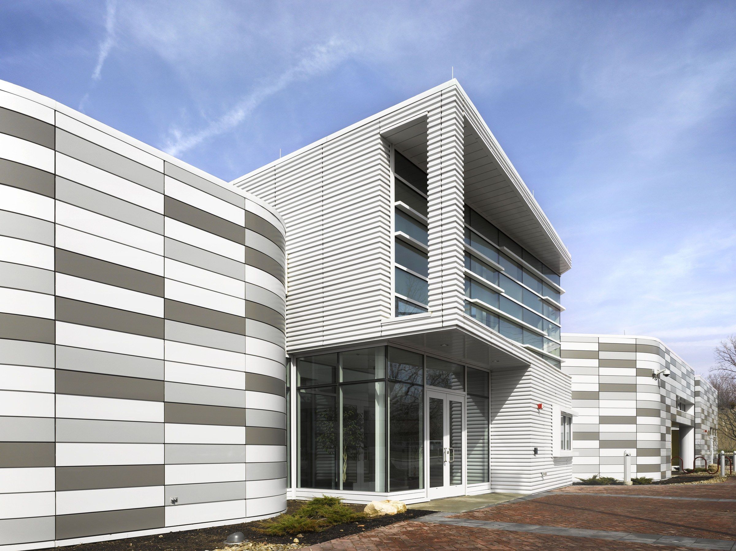 Иллюстрация общественного здания со светлой горизонтальной раскладкой фасада